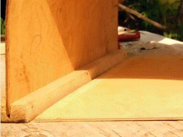 как сделать роевню для пчел - закрепляют в основании второй край фанеры