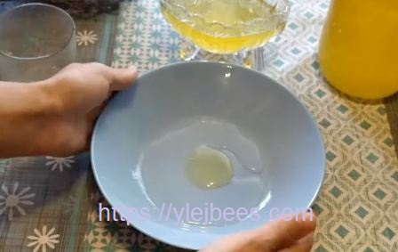 проверить натуральность меда с помощью воды в тарелке 